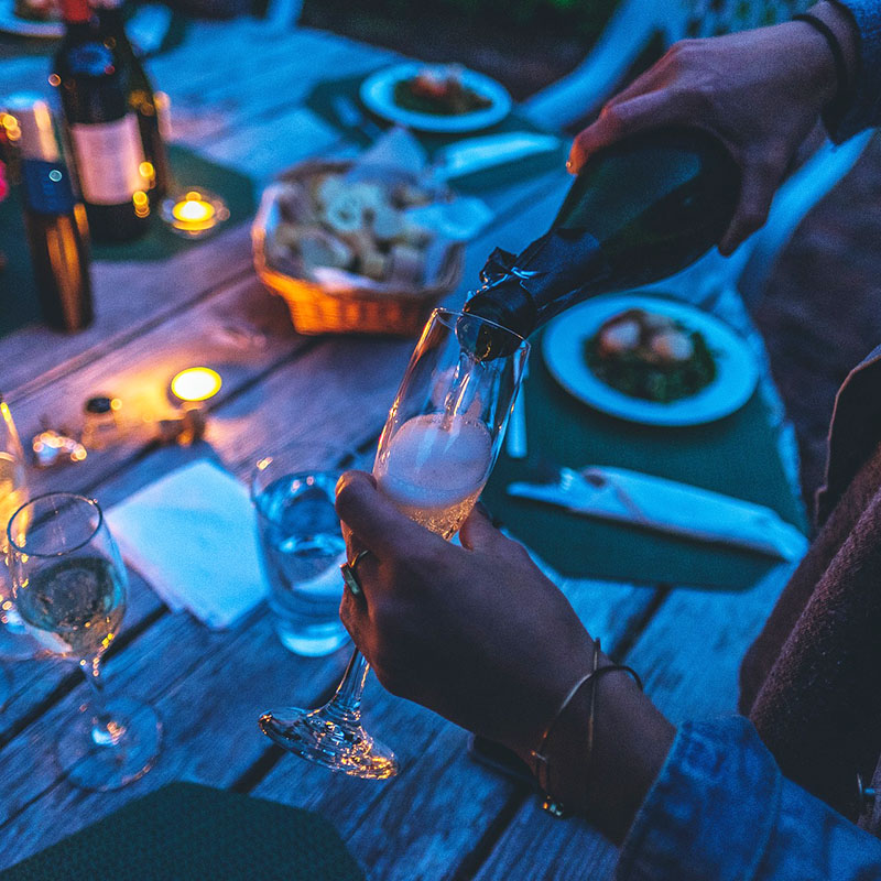 vino-per-cena-tra-amici-in-compagnia-informale
