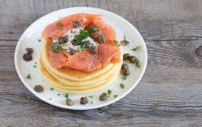 Il menù per la festa del papà: antipasto pancake salati al salmone