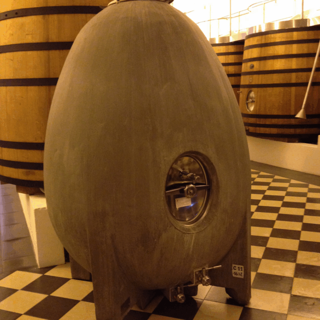 Invecchiamento del vino nelle uova di cemento